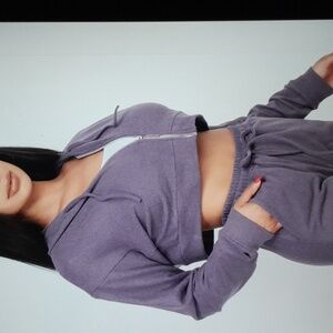 31.- Rib Zip-up Cropped Hoodie Jacket. Grape